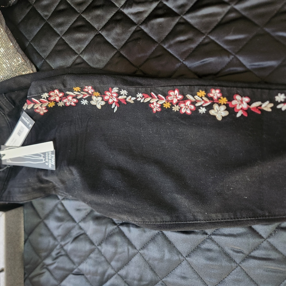d. jeans Black Skinny Jeans with Floral Embroidery - Picture 2 of 7